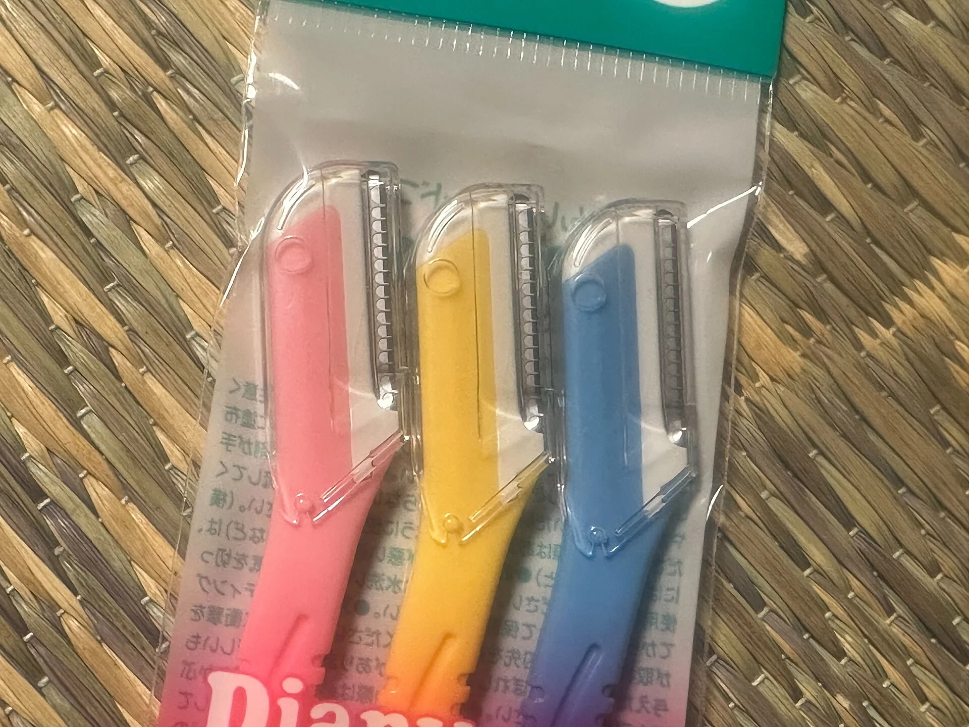 razor used for detailing beard and facial hair lines